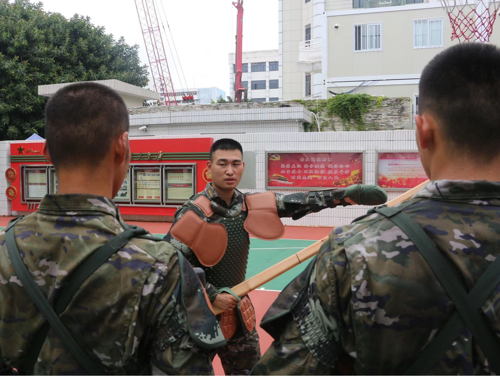 最爱橄榄绿 青春献国防 深圳这名武警战士用创作呼唤青年追梦军营