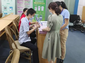 玉塘街道进企业推广“i深圳”App服务 助企业员工足不出户办业务