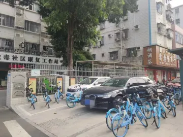 公明街道为人行道增设路桩治理乱停车除隐患  