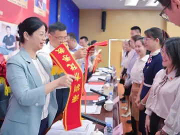 宝安区召开庆祝第三十八个教师节大会   