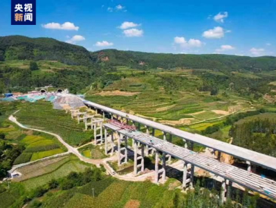 提前50天 云南三清高速公路昆明段首座特长隧道贯通