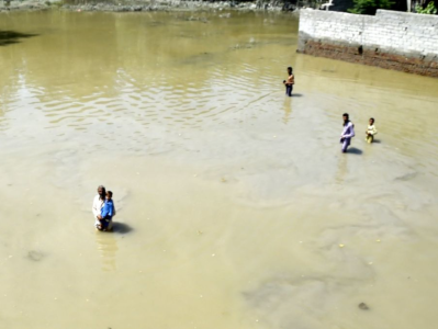 巴基斯坦洪水壅积成湖 宽达100公里