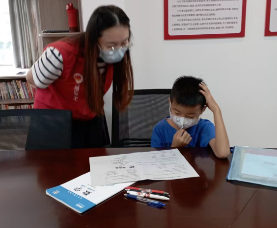 光明社区“周末课堂”助力学童快乐学习
