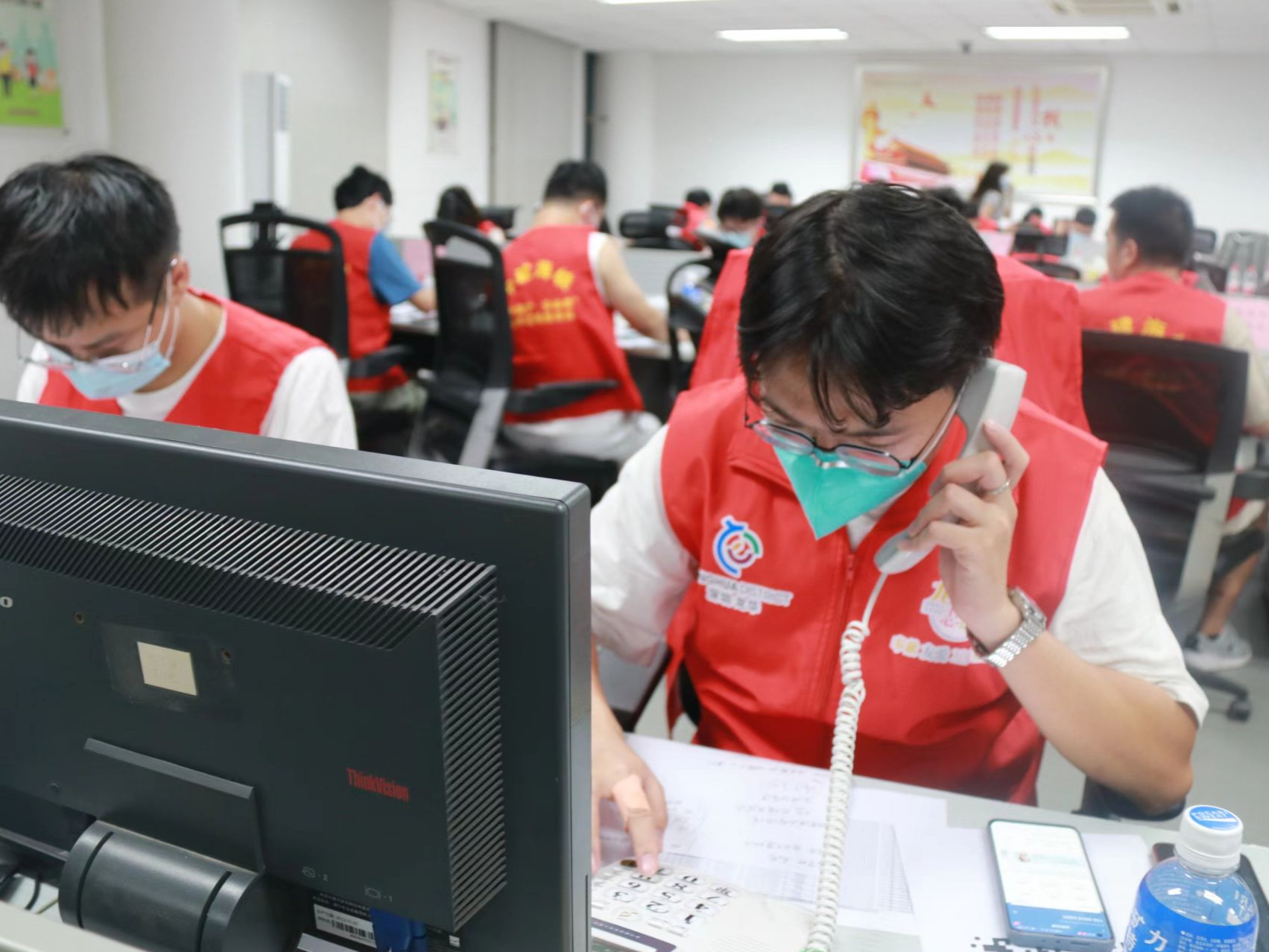 深圳市龙华区百名职工志愿者开展疫情防控志愿服务