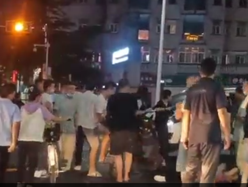 深圳一男子骑电动车被卷入车底，十余路人抬车救人