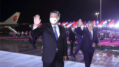 高清大图 | 习近平主席抵达乌兹别克斯坦 民众载歌载舞欢迎