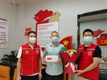 凤凰街道：退役军人优待证送上门，倾情服务暖人心