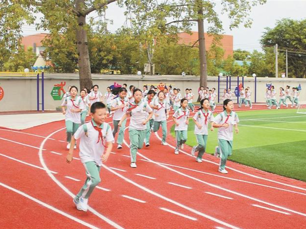 告别“晴天一身灰雨天一身泥”！深企捐资280万元改造汕头下北村小学操场