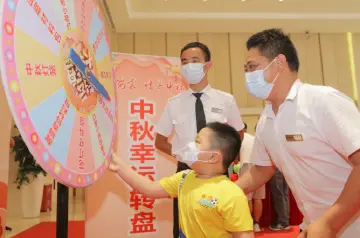 玉塘街道邀科研人士共赴一场花好月圆 中秋游园会现场“风味”十足