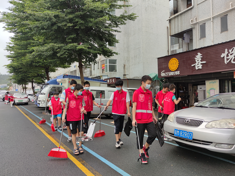 西田社区青少年清扫环境卫生 共建洁净家园  