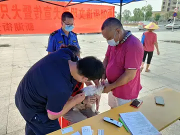 新湖街道开展文明养犬宣传暨犬只义诊芯片注射活动
