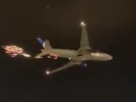 美联航一客机突遇故障火花四溅 256人惊险迫降