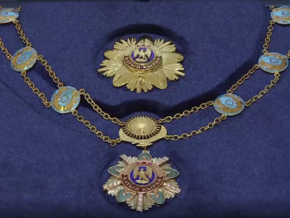 习近平出席仪式 接受哈萨克斯坦总统授予“金鹰勋章”