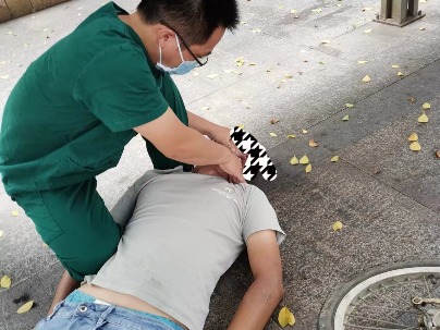 点赞！东莞两名护士采核酸路上，顺便救了个人！