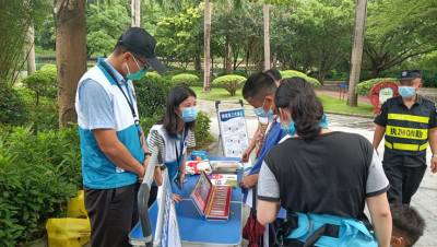 马田街道在薯田埔龟山公园设点宣传禁毒知识  