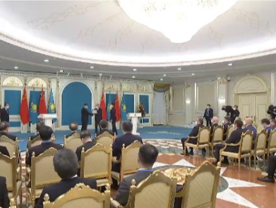 视频丨习近平出席仪式，接受哈萨克斯坦总统授予“金鹰勋章”