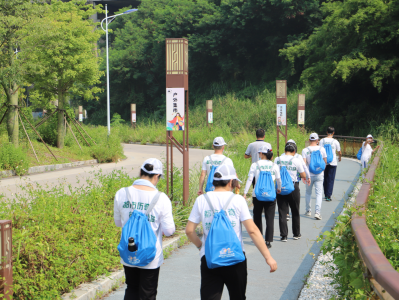 深圳龙岗区吉华街道举行“乐享徒步趣”徒步公益活动