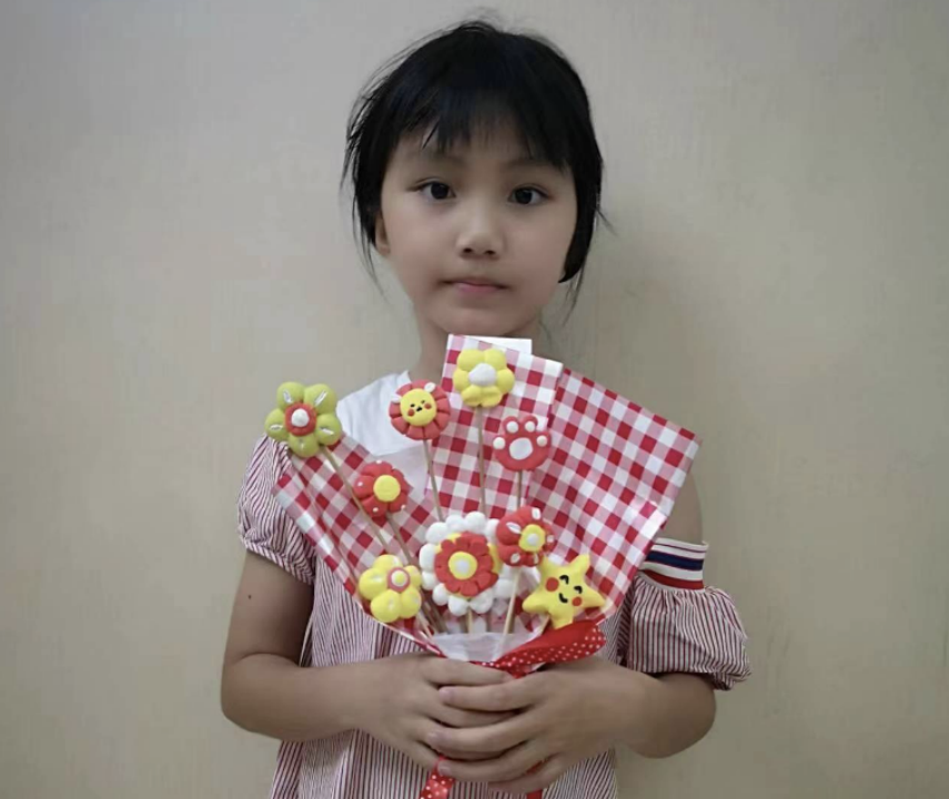 “妙手巧心”木头龙社区开展教师节花束DIY活动  