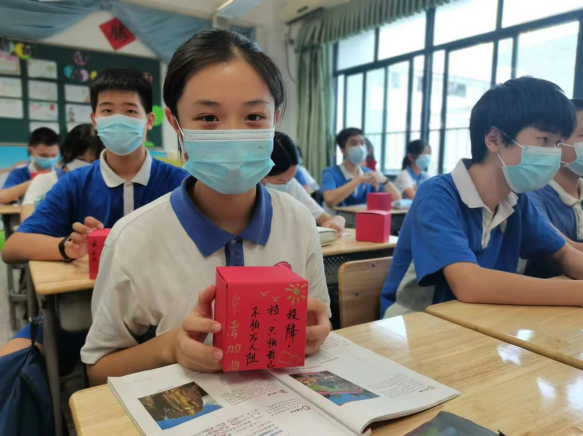 龙岗返校日，笑颜染校园