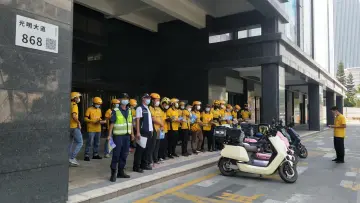 光明街道交安办为“小黄人”送上交通安全“大礼包”