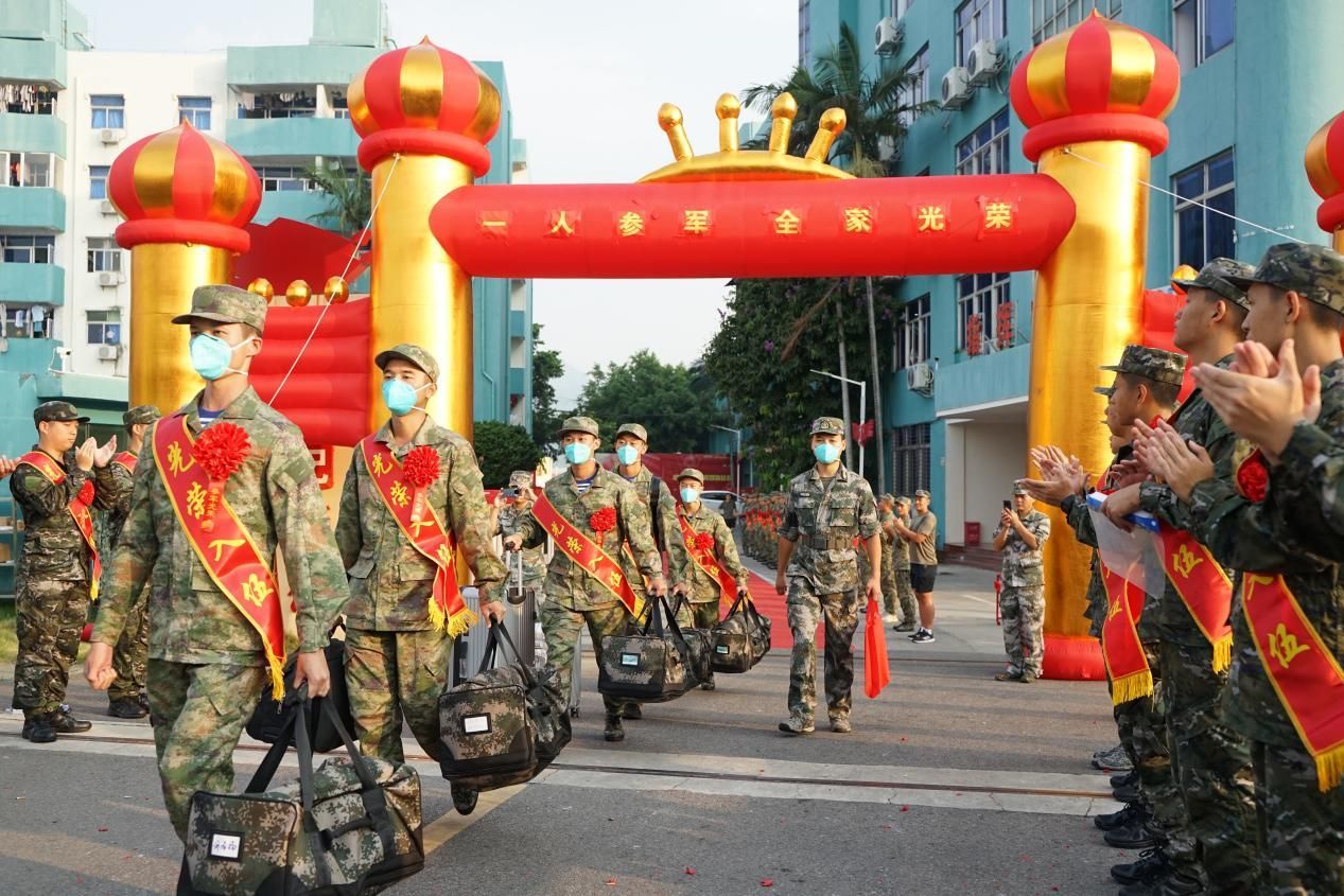 百余名新兵踏上军旅路 福田区举行新兵欢送仪式