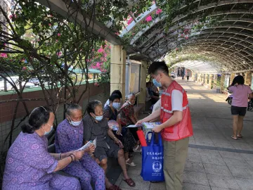深圳市光明区凤凰街道300余老人参加打击整治养老诈骗宣传活动  
