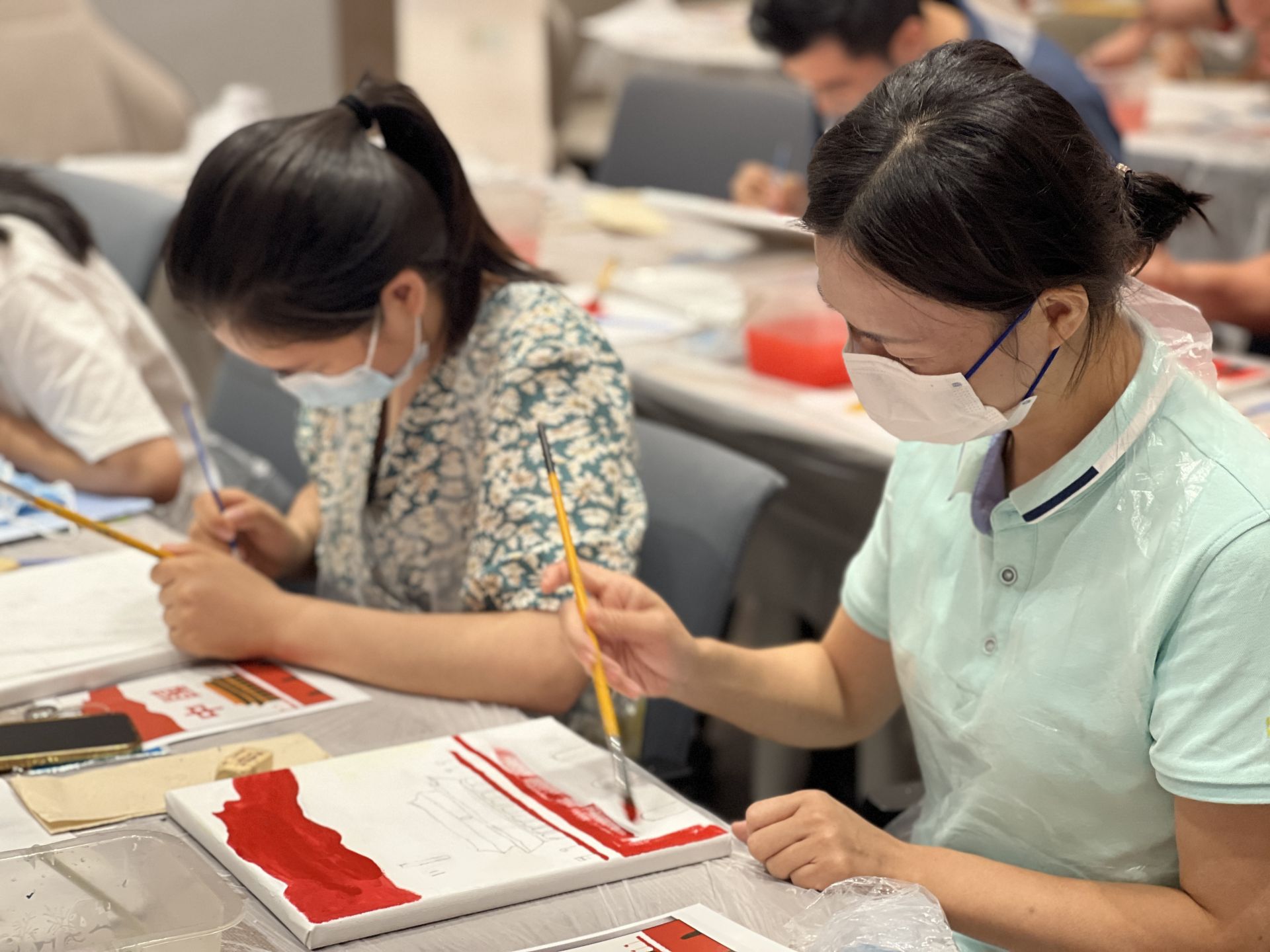 凤凰街道组织“两新”党员开展红色油画创作体验活动  