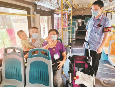 暖心“公交护航”点亮老人孩子回家路 深圳市公共交通管理局发起“联合护航行动”倡议