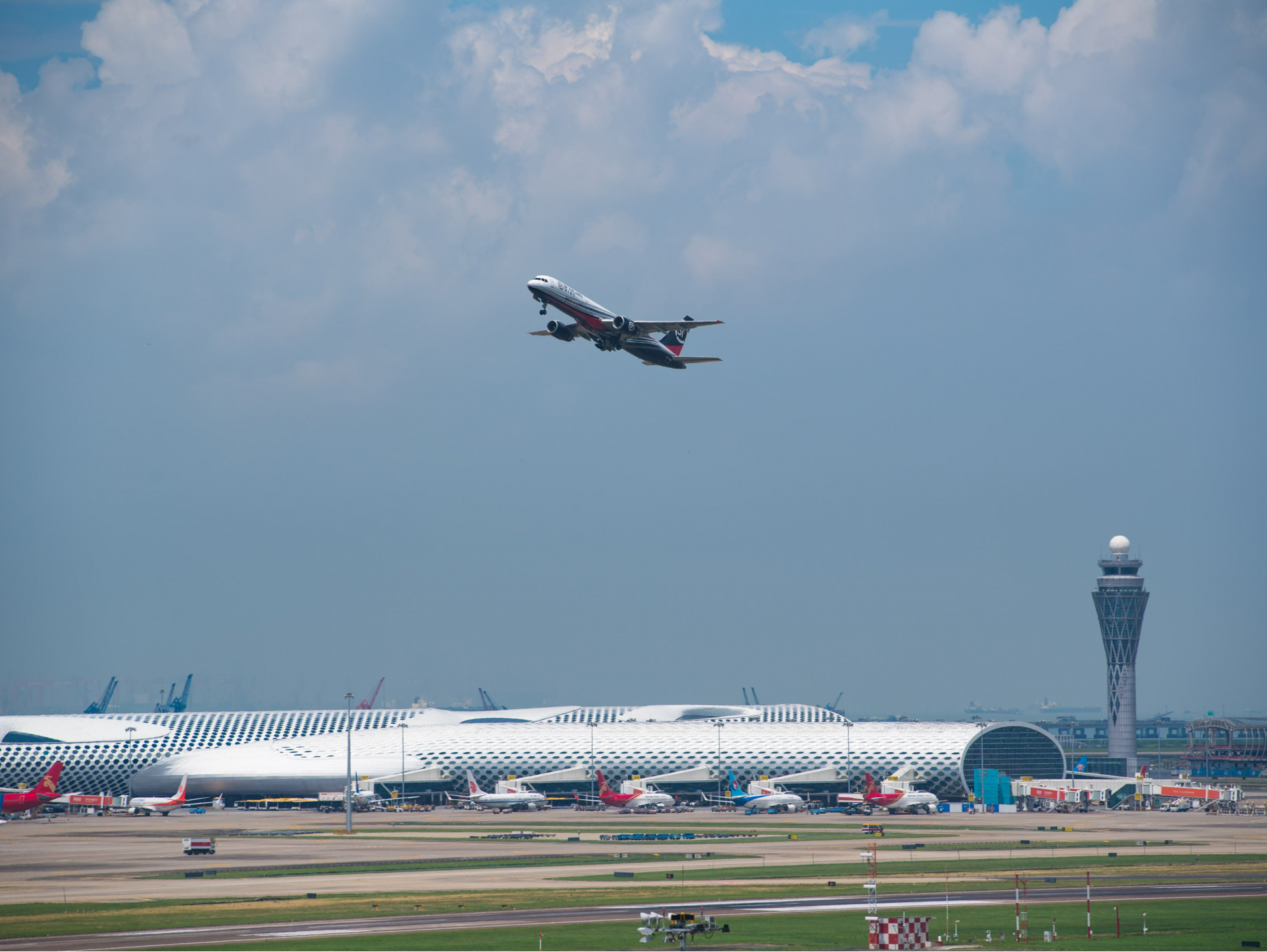 多家航空公司发布通知，涉及深圳出行