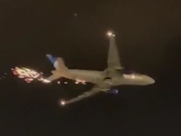 起飞后冒火星 美联航波音777客机紧急返航迫降