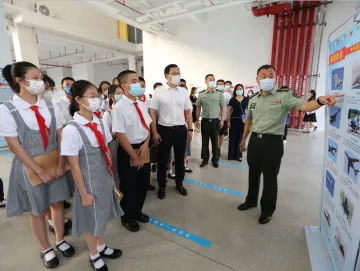 深圳宝安区海乐实验学校启动首届国防教育月活动