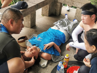 深圳市民爬山突发疾病，退役军人现场施救助脱险