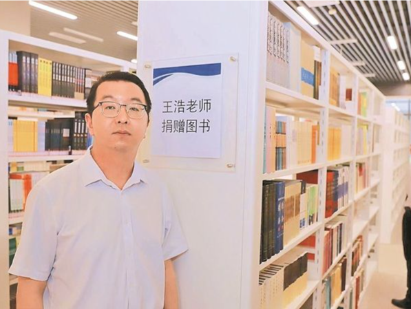 2300多本！深圳一教师将多年珍藏图书赠予学校