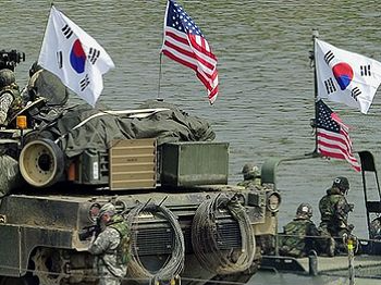 韩美在朝鲜半岛东部海域军演