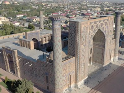 习近平乘专机抵达乌兹别克斯坦撒马尔罕