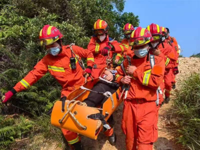 一游客爬山不慎受伤，深圳消防紧急救援