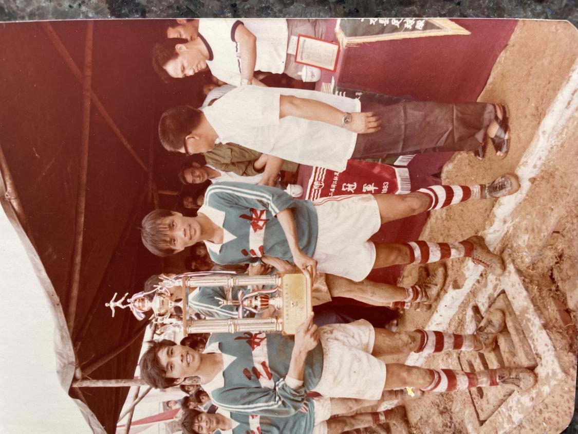 1984年，三水人民体育场改造提升后，三水足球队与港澳同胞组成的足球队比赛后颁奖仪式。右一为黄志坚。.jpg