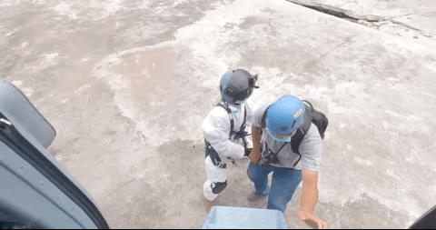 极限操作！空军直升机危房屋顶单轮悬停→