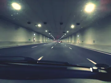 融通大湾区 | 深汕西高速改扩建首座隧道贯通 全线工程将于2024年全面建成通车