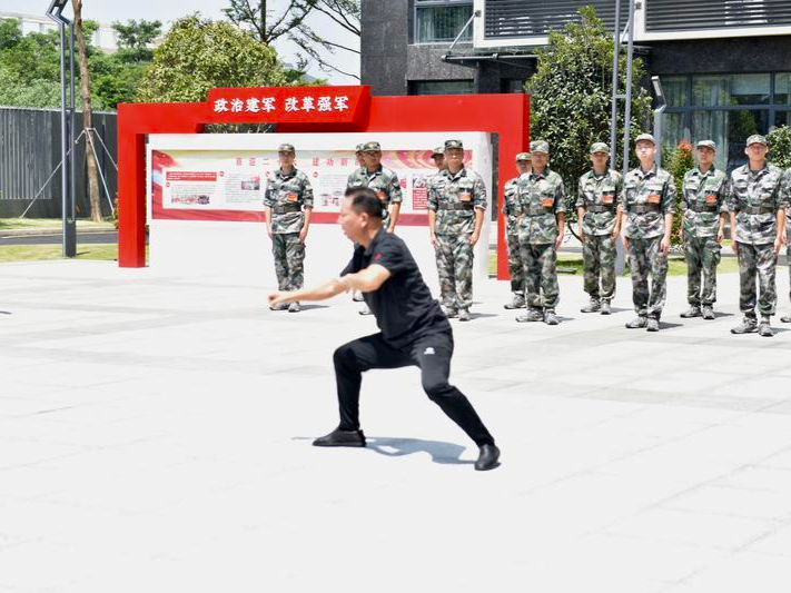 提升“武力”砺新兵！龙华区人武部组织夏秋季入伍新兵“崇军尚武”专题授课