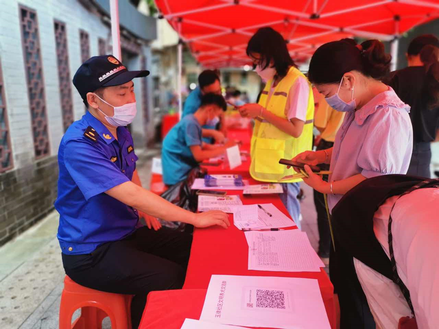 社区广场设置临时便民养犬登记点 遛狗办证两不误  