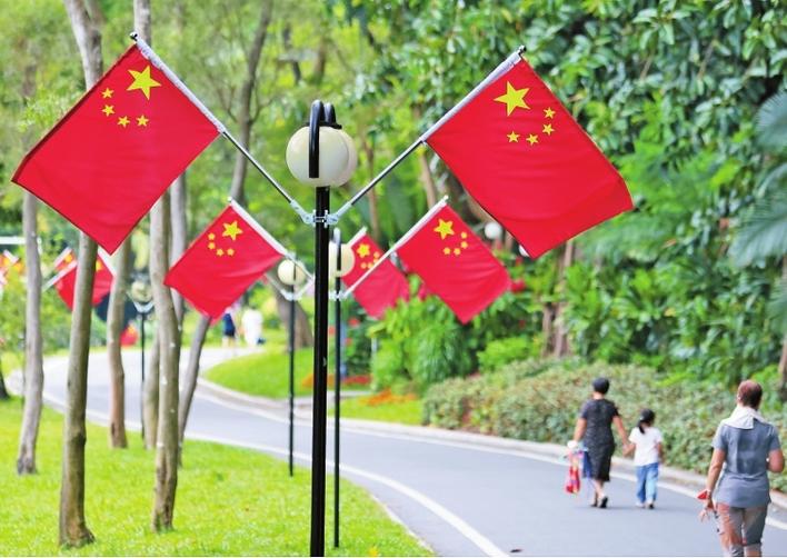 10万面国旗定格鹏城中国红