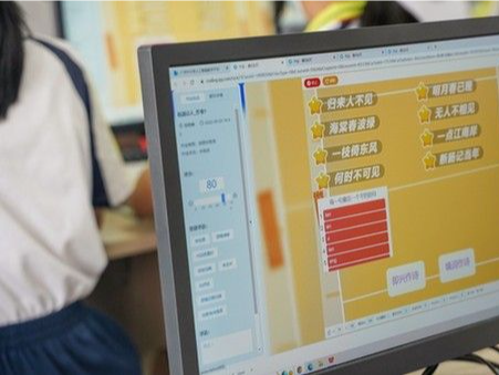 中学生与AI共创诗歌 广州1500所中小学迎来“开学AI第一课”