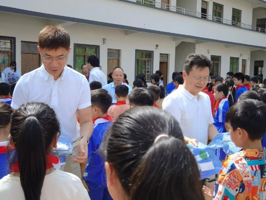 开心！茂名信宜乡村小学生收到来自珠海的校服礼包