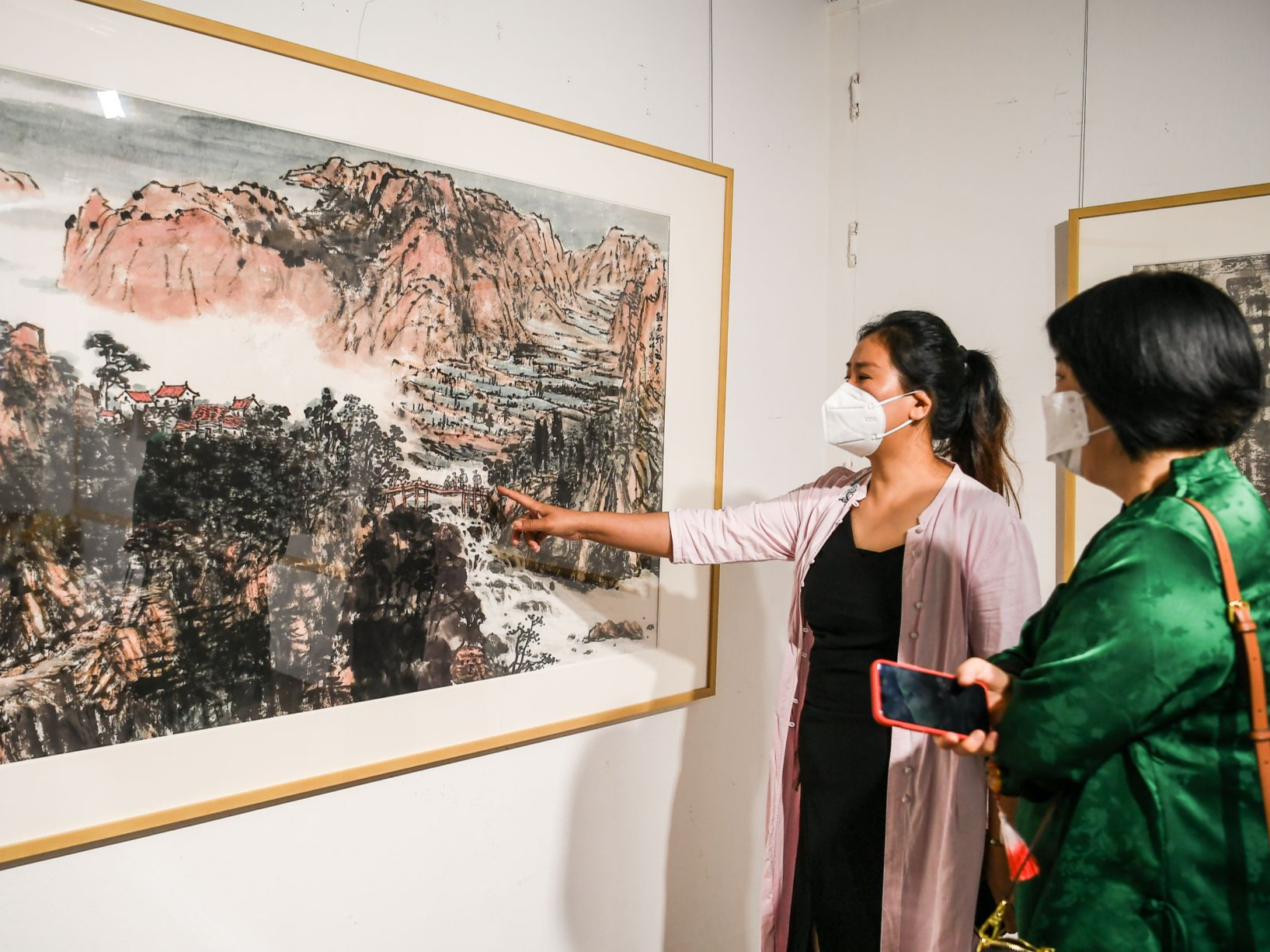 艺术家高炜个展在深圳美术馆举行，红色题材作品备受关注