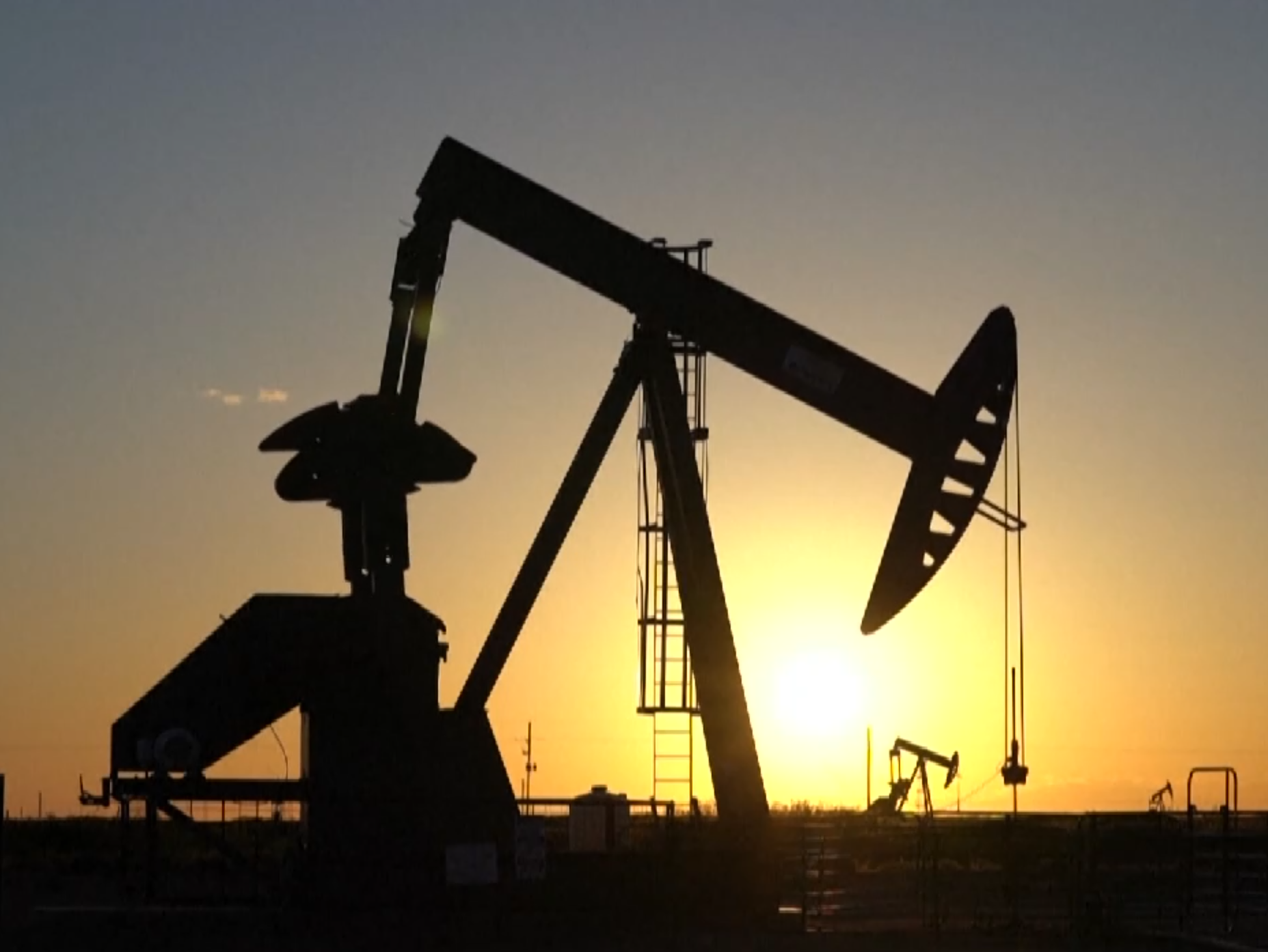 欧佩克与非欧佩克产油国决定11月起日均减产200万桶