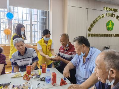 新羌社区30多名老人一起开心过生日