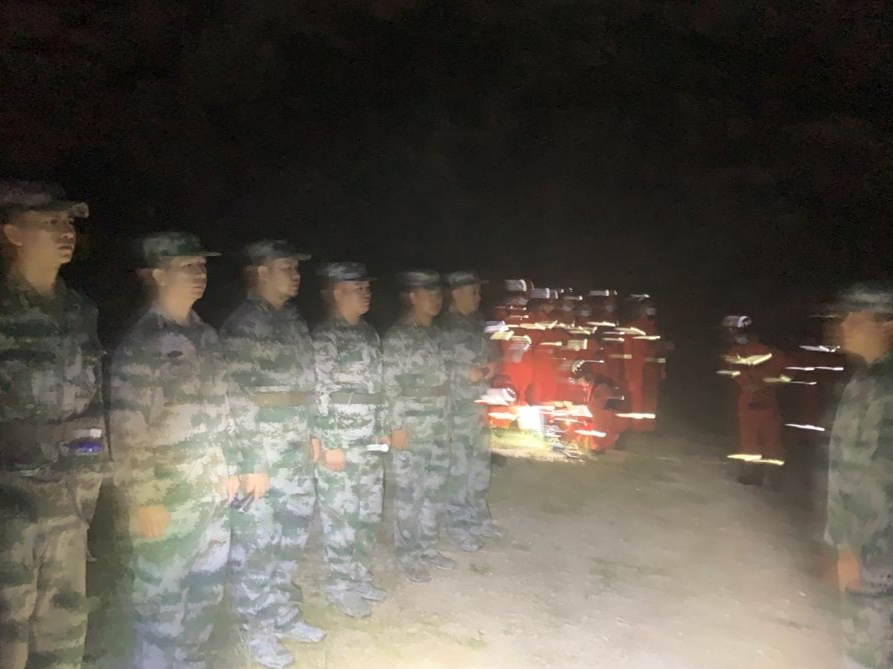 深圳市民登山迷路 石岩民兵连夜紧急救援