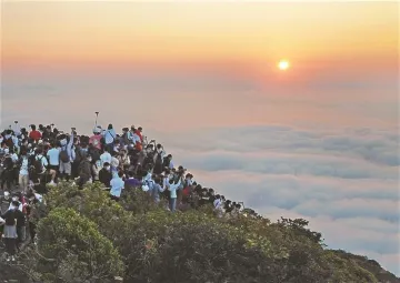 市民登顶梧桐山饱览鹏城胜景 