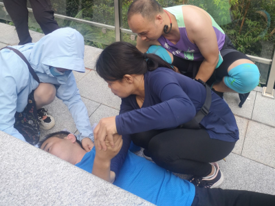 一市民龙城公园晨练晕倒，众人救助脱险